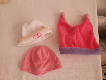 3 petis bonnets de poupées poupons