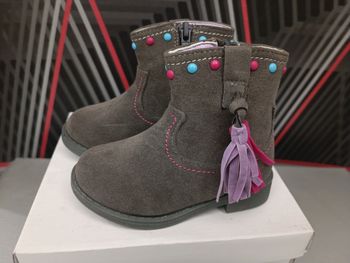 Bottines filles neuves kimadi pointure 22
Avec étiquette et boîte