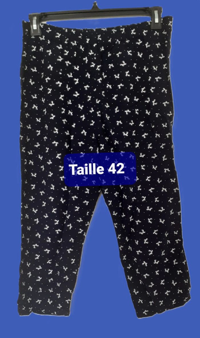 Pantacourt tissu fluide et léger. Taille 40/42.