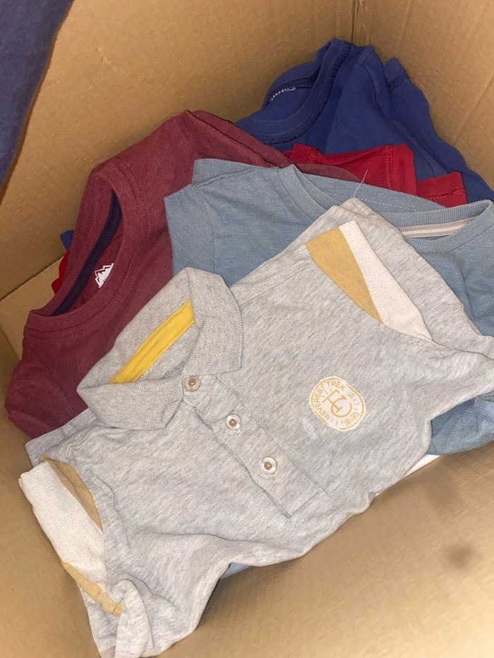 Carton de 11 t-shirt/polos pour garçons en taille 4 ans - photo numéro 2