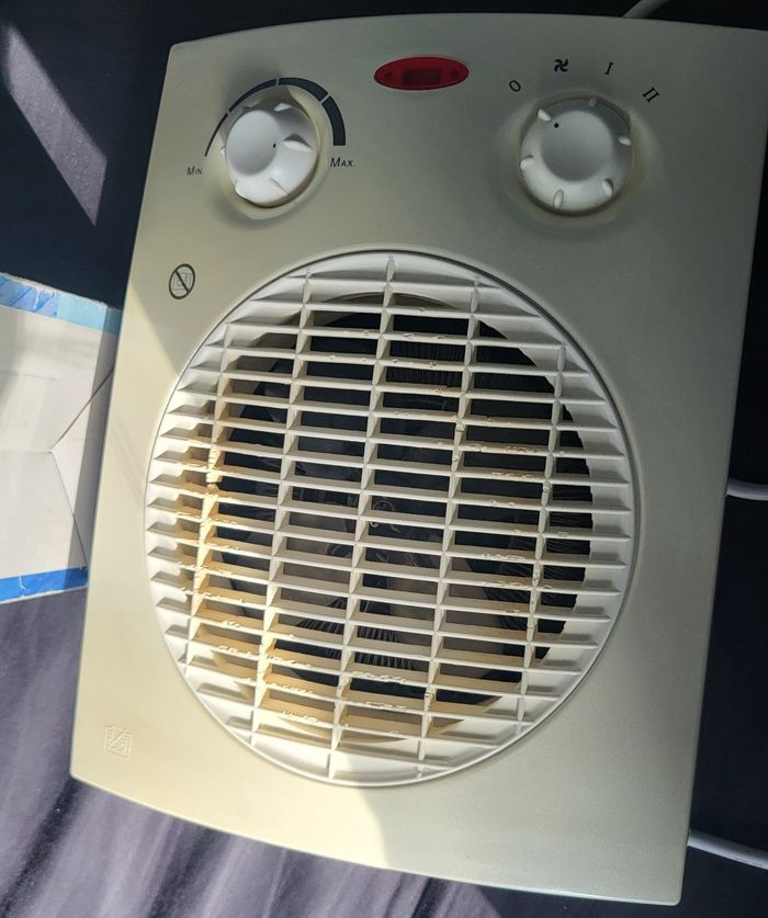 Chauffage- Radiateur ou ventilateur d'appoint attention bien lire l'annonce svp, 
✋️il fonctionne parfaitement par contre prévoir un nettoyage de l'interieur.💪
Prix : 10 euros
Envoi possible ou remise en main propre à Rueil-Malmaison (place - photo numéro 5