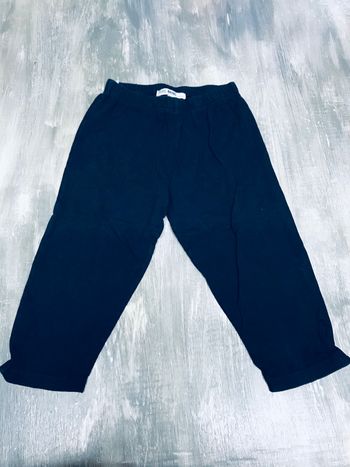 Pantalon 3/4 bleu marine.