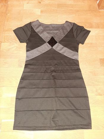 Jolie robe noire neuve