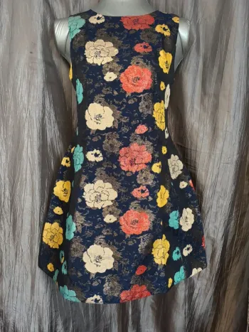 Belle robe ajustée et évasée en brocart à motif floral métallisé S/36