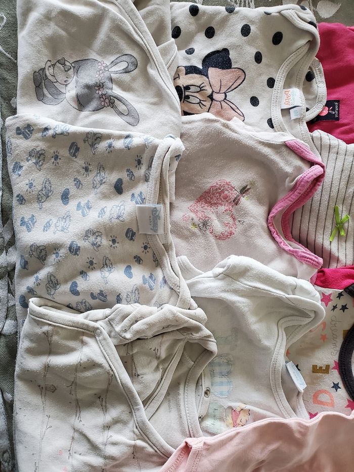 lot de 13 bodies 6 mois - photo numéro 4