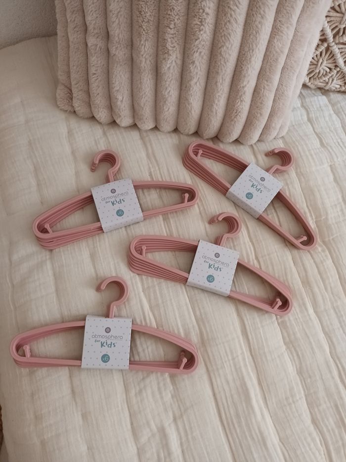 Lot de 24 ceintres bébé / enfants neufs