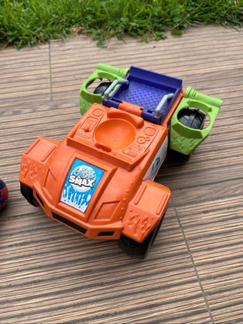 Voiture et 9 figurines gobsmax