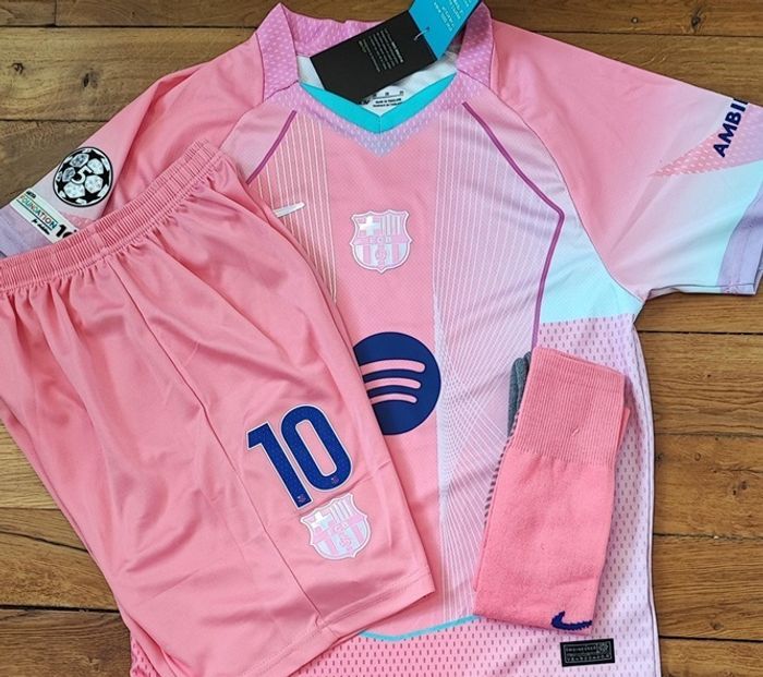 Splendide kit football taille 10 ans modèle 2026 Lamine Yamal Barcelone - photo numéro 2