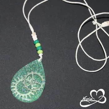 Pendentif en résine avec perles et encrenages !!