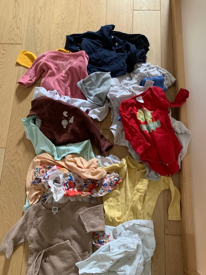 Lot de vêtements bébé de 0 à 4 mois - photo numéro 2