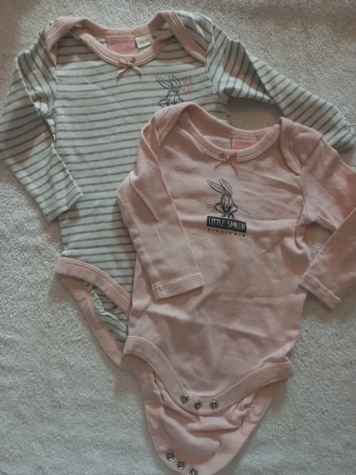 Lot pyjama/2 bodies Looney Tunes taille 2-4 mois - photo numéro 2