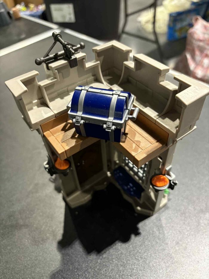 Château playmobil avec chevalier et accessoires - photo numéro 2