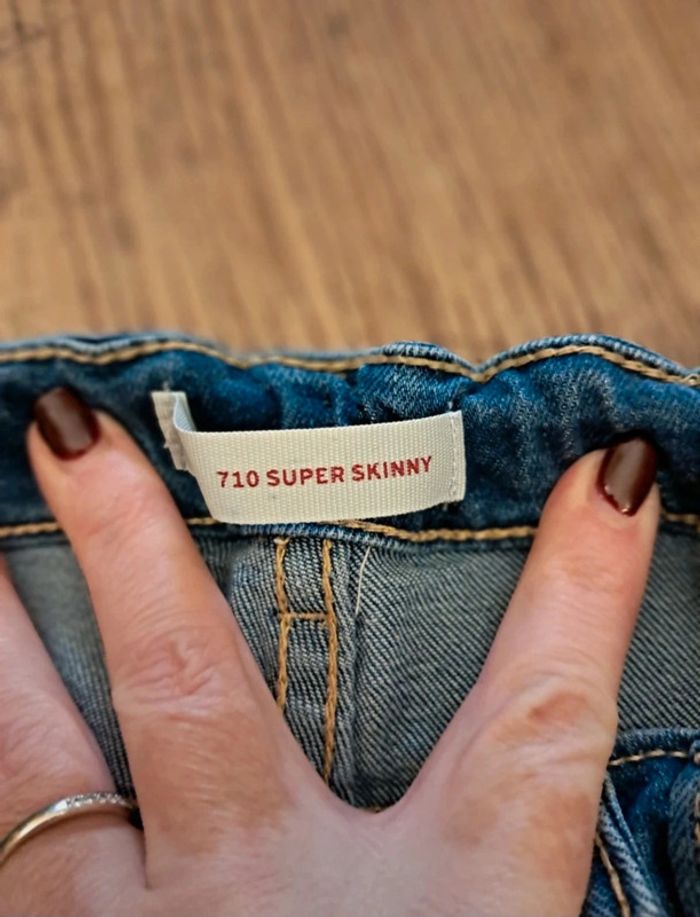 Jean Levi's 710 super skinny 10 ans très bon état, très peu porté - photo numéro 4