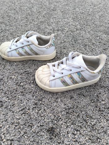 Basket adidas enfant taille 22 en bon état
