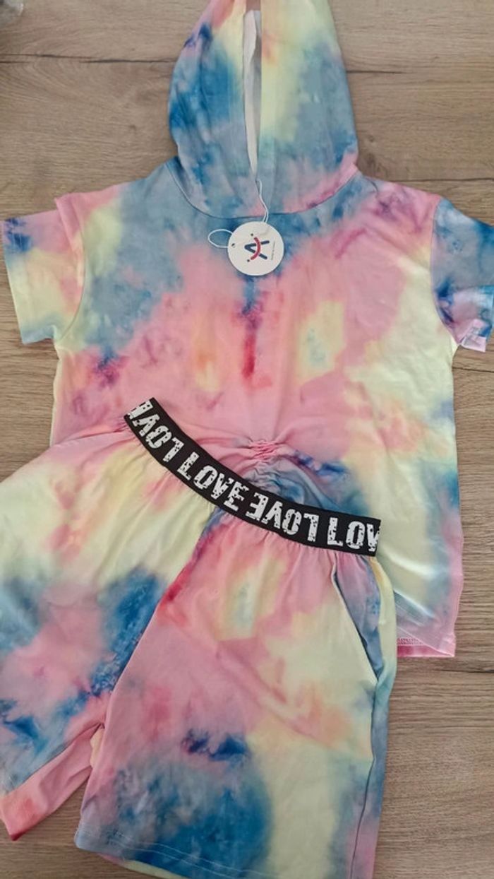 Ensemble 2 pièces rétro tshirt et short, style 90's