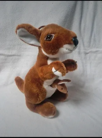 Jolie peluche kangourou et son bébé sandy
