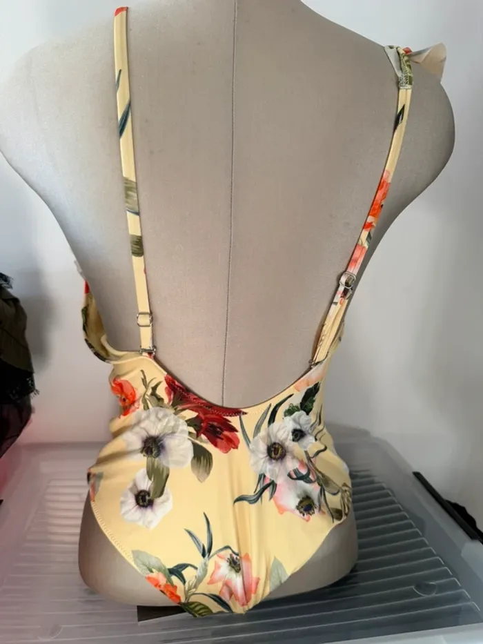 Maillot de bain 1 pièce fleuri – Dos plongeant – Taille M - photo numéro 3