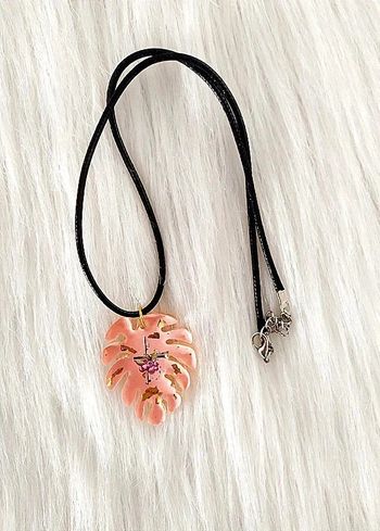 Collier pendentif feuille tropicale en résine époxy