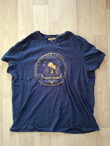 T-shirt bleu marine In Extenso XXL – col V, imprimé Pacific Island