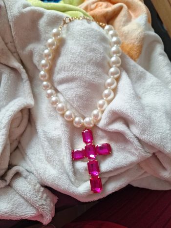 Collier avzc perles et sa magnifique croix rose fushia neuf