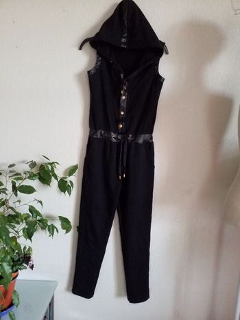 Combinaison noir et  similicuir avec capuche   taille S très bon état