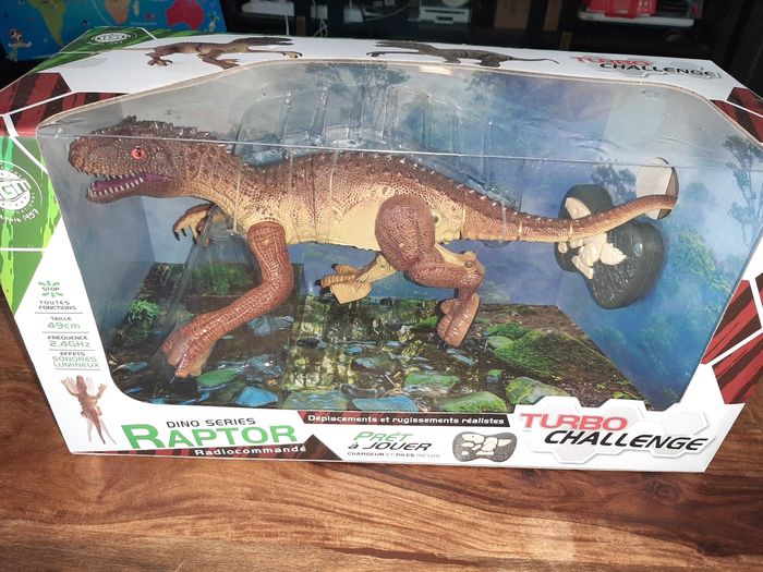 Dinosaure radiocommandé