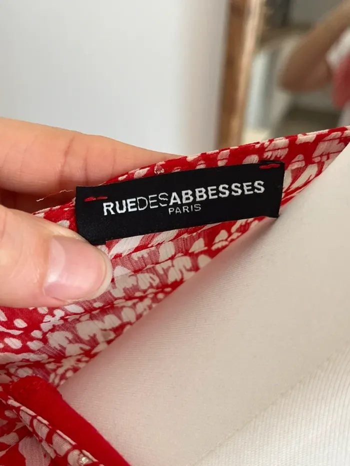 Robe rouge Rue des Abbesses - photo numéro 8