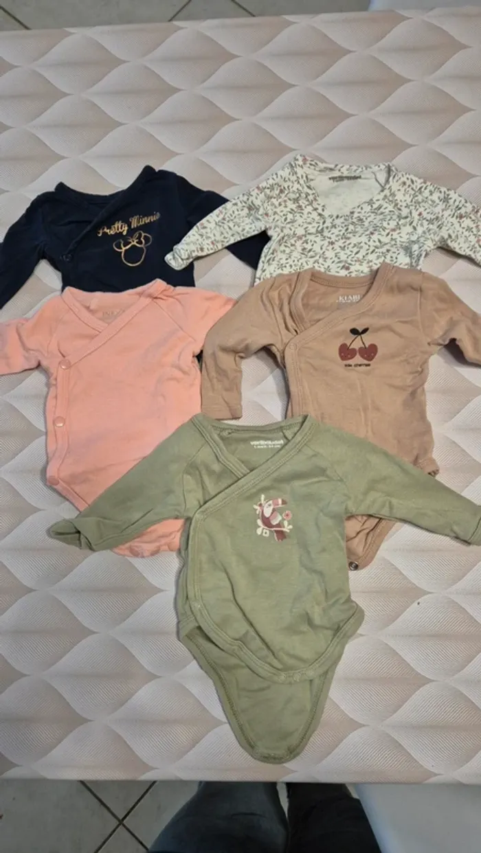5 bodys 1 mois - photo numéro 2
