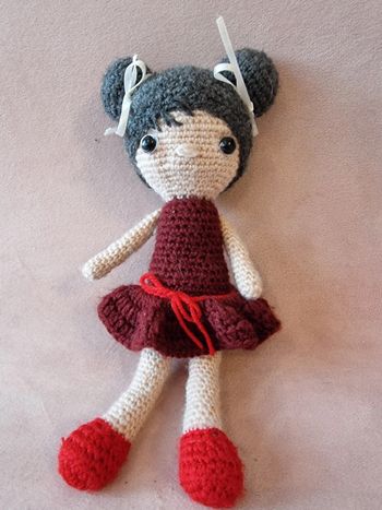 Petite fille en peluche au crochet
