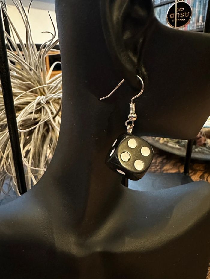 Boucles d’oreille « Dé noir »
