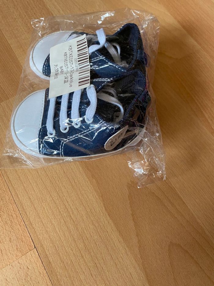 Chaussures / chaussons bébé Taille 13 - photo numéro 2