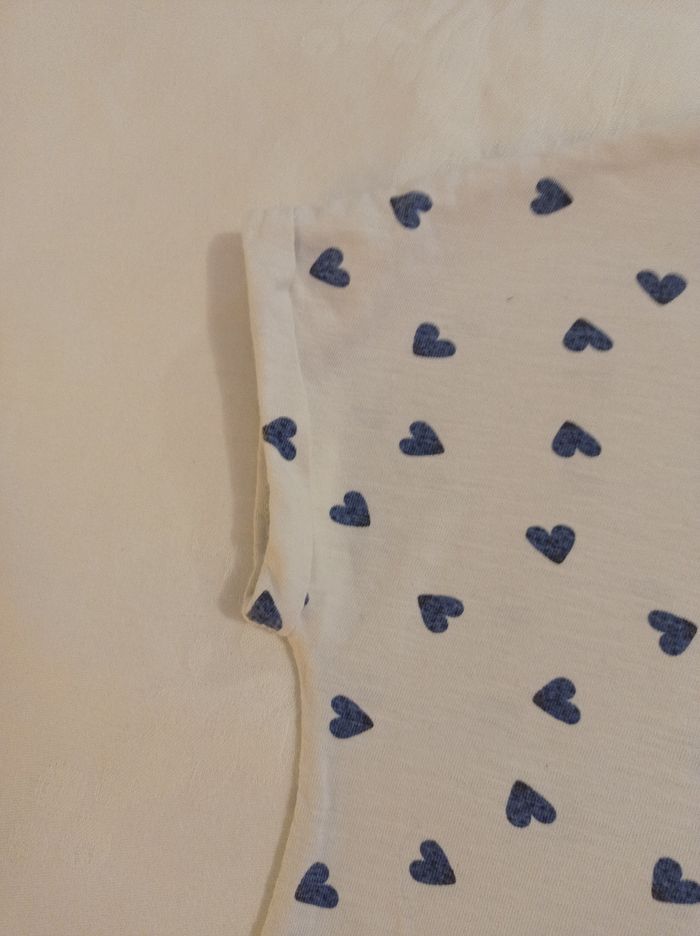 Marque Okaïdi taille 10 ans 140 cm polo manches courtes avec petit revers en Manche couleur blanc avec des petits cœurs bleus voir photos - photo numéro 5