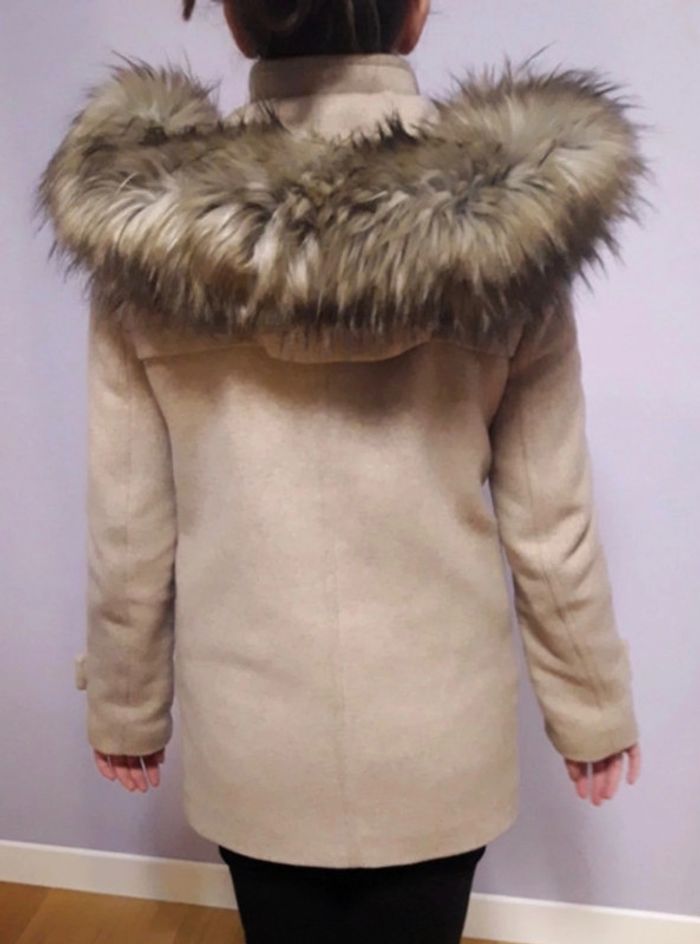 Bonito abrigo de Zara beis con capucha- Jolie manteau zara beige avec capuche en fausse fourrure - photo numéro 5