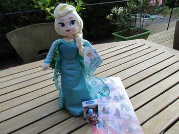 poupée elsa reine des neiges nve+mini parfum nf+stickers nfs