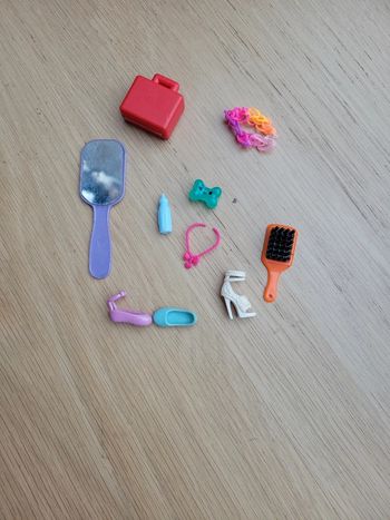 Lot Jouet accessoires pour poupée type barbie bijoux brossé miroire valise