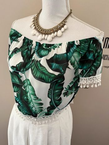 Blouse blanche chic col bardot imprimé motifs feuilles bordé dentelle taille unique