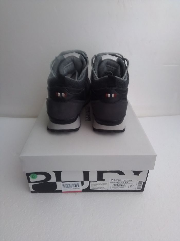 NAPAPIJRI  basket EU 40. Neuve. - photo numéro 2