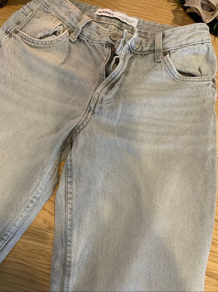 Jean évasé Bershka, taille 32. - photo numéro 3