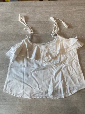 Top blanc à volants et bretelles tressées – look bohème été