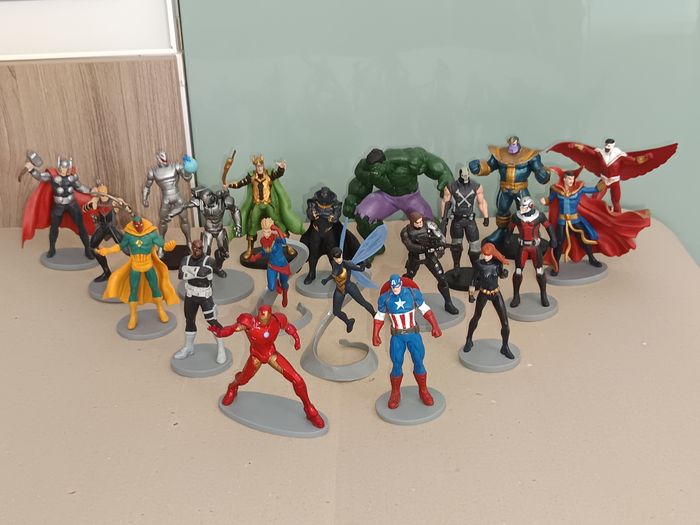 Lot de 20 figurines Marvel Disneyland