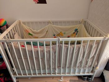 Lit pour bébé à barreaux