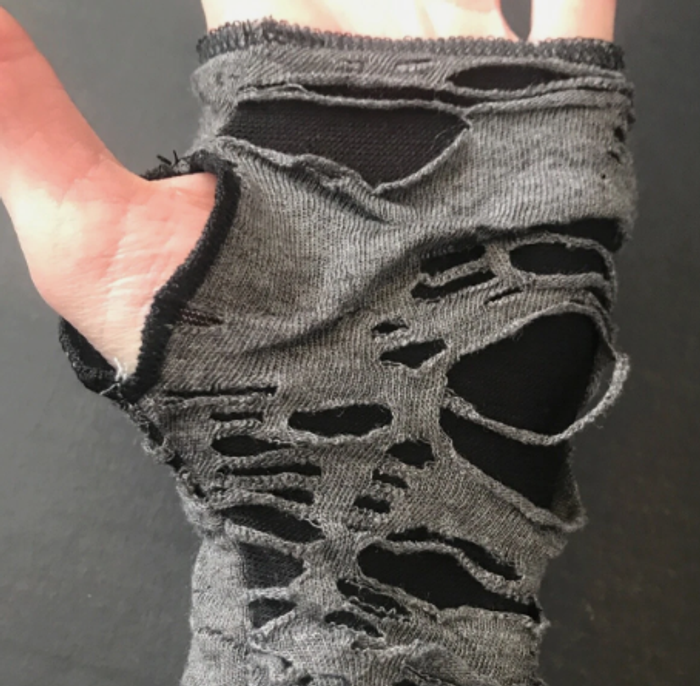 Paire longue mitaine  zombi 40cm déchiré décalé punk rave alternatif ** N E U F ** gant noir gris - photo numéro 3