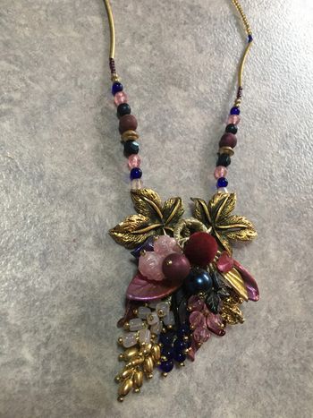 collier artisanal violet et doré