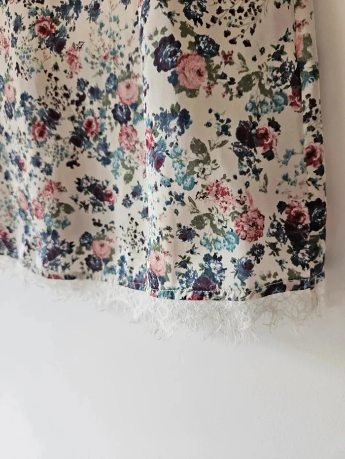 Top fleuri romantique à dentelle – effet satiné, parfait été 🌸 - photo numéro 3
