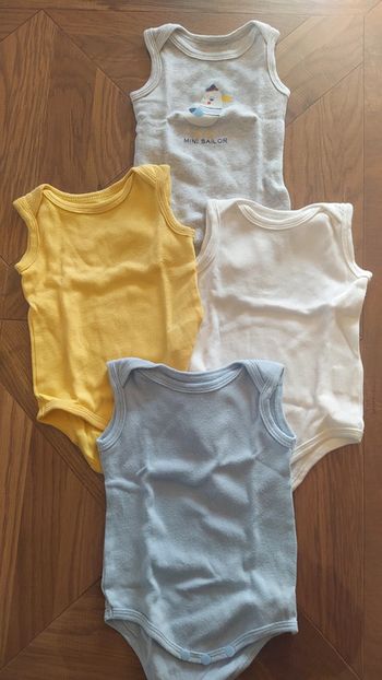 Lot 4 bodies sans manche 6 mois in extenso