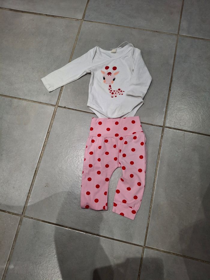 Ensemble  body et pantalon  taille 12-18 mois
