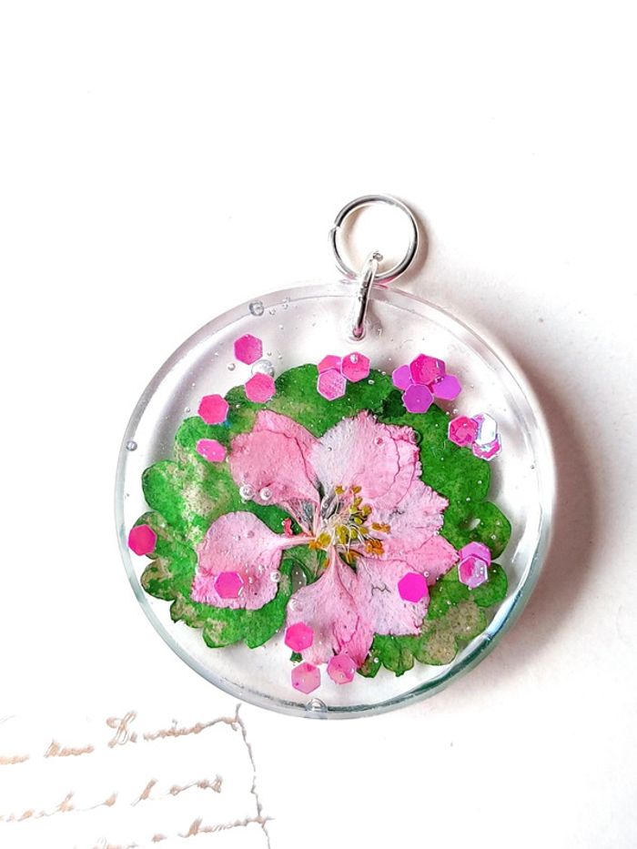 Magnifique pendentif en résine vert et rose - photo numéro 3