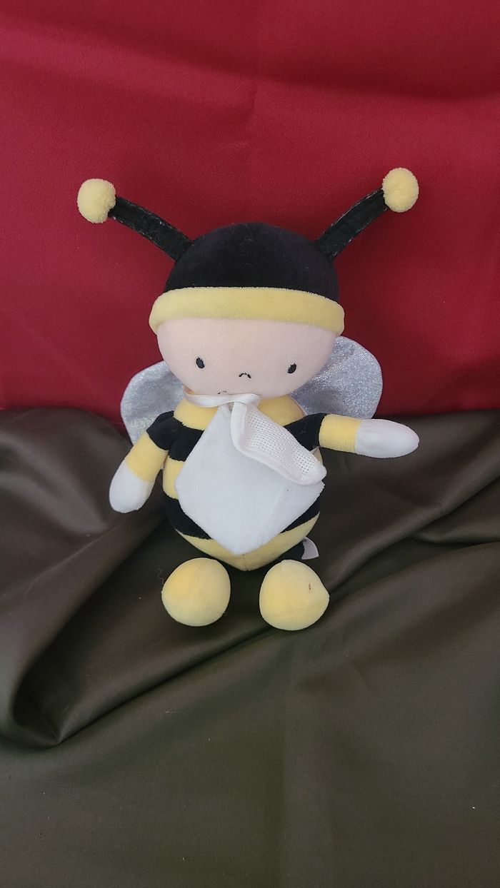 Une abeille jolie et douce à broder de la série Baby de DMC. Dimensions: 22cm.