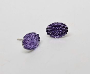 Paire de boucles d'oreilles.
Neuve.
Ovale violet