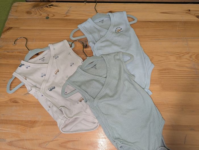 Lot 3 bodies 12 mois